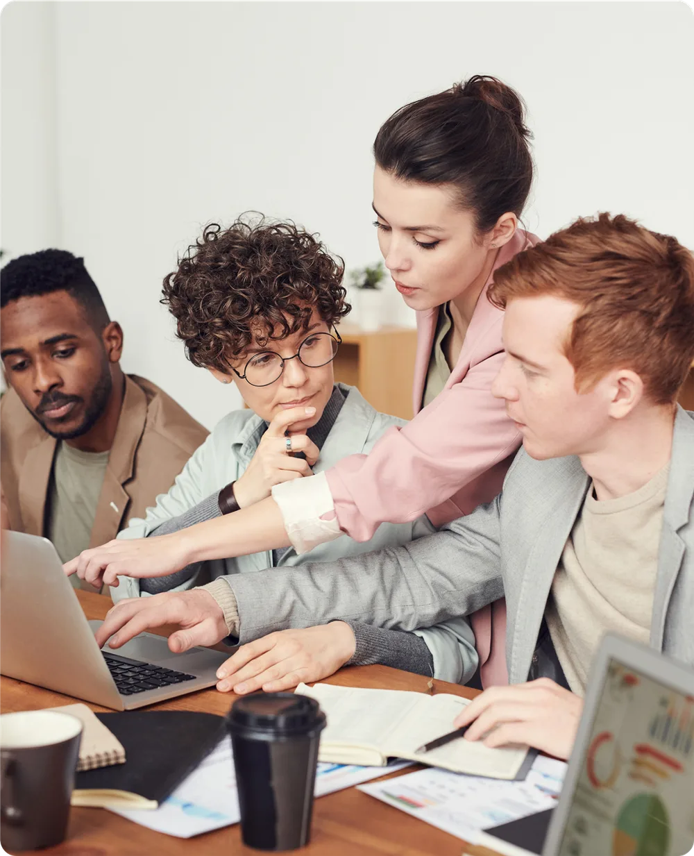 Equipe da Crescer Partners analisando dados em uma reunião